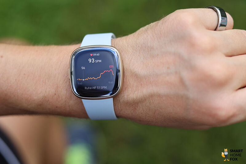 Man sieht die Fitbit Sense 2.